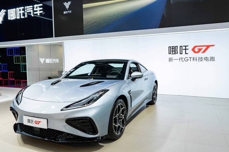 广州99哪吒汽车在智能汽车领域的表现，领途汽车在新能源汽车市场中的影响力